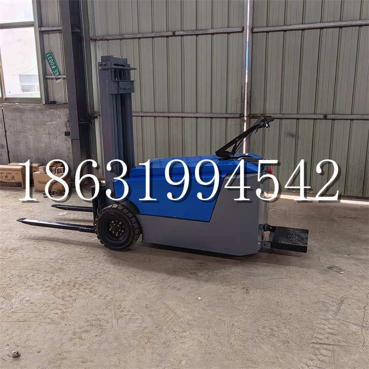 哈尔滨市全电动叉车插腿式堆高车液压装卸车1.5吨升高小型站驾式铲车